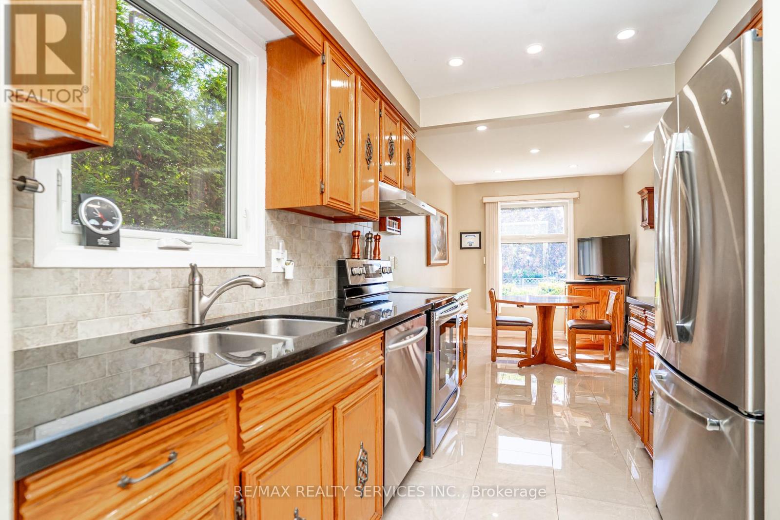 32 WINTERFOLD DRIVE - 8