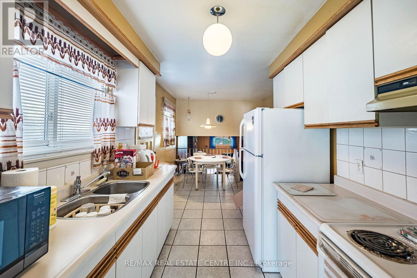 940 BLOOR STREET - 11