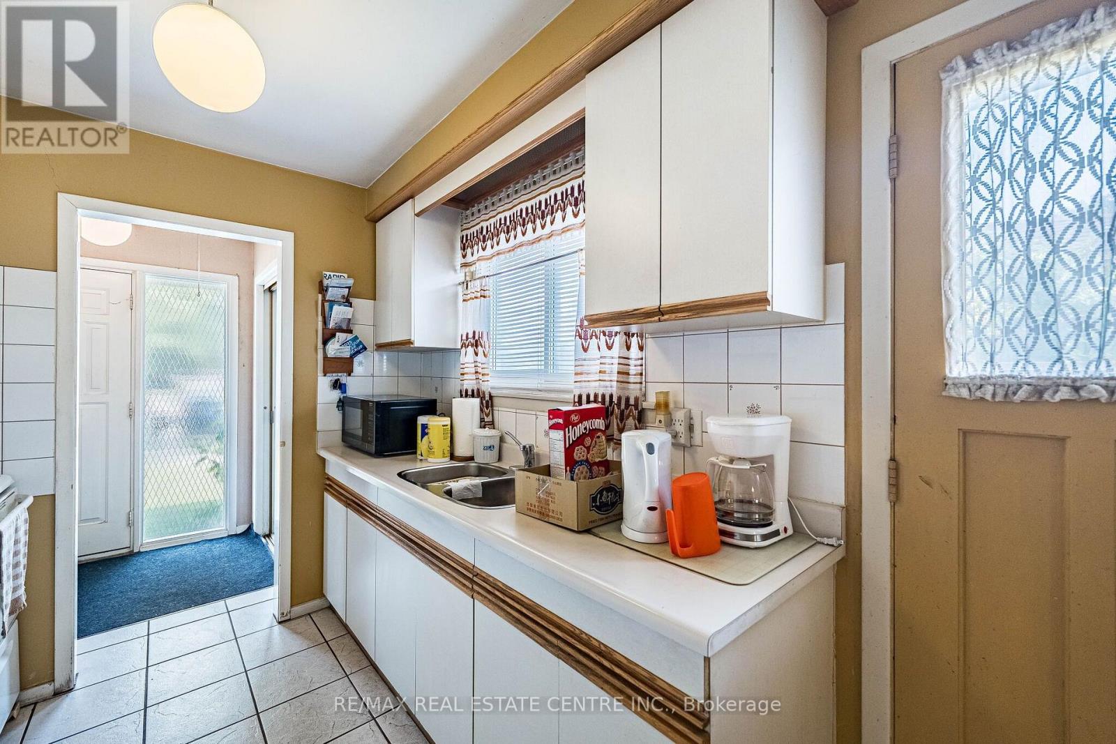 940 BLOOR STREET - 15