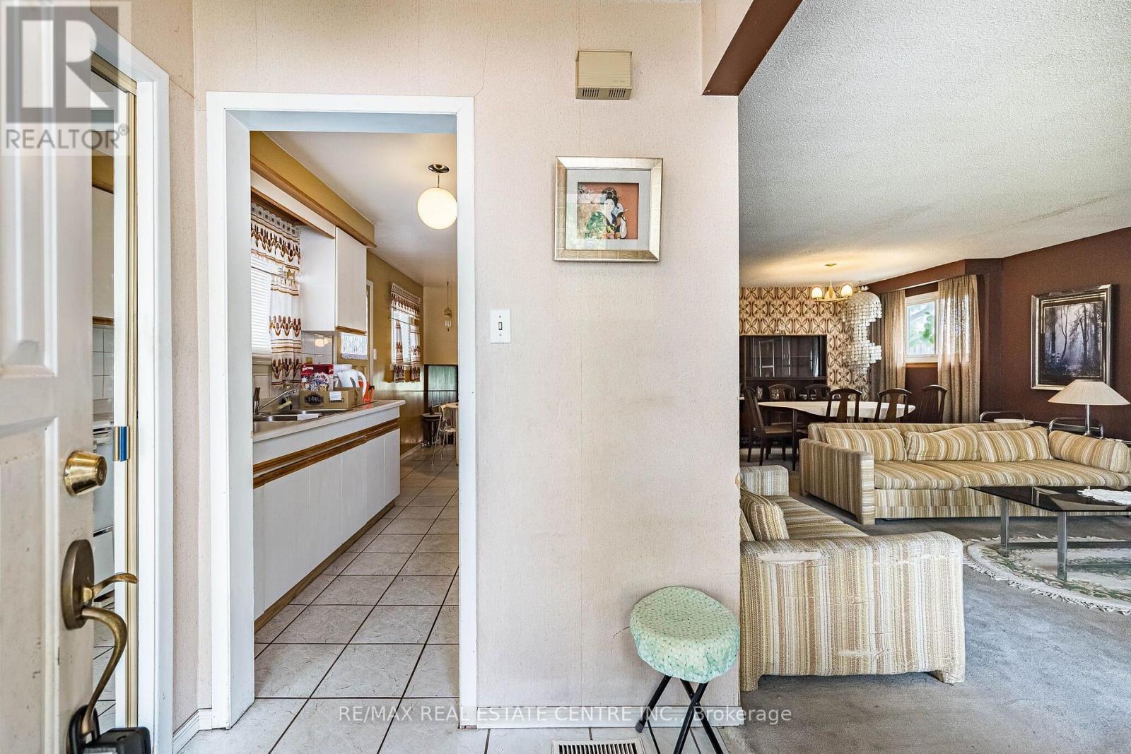 940 BLOOR STREET - 3
