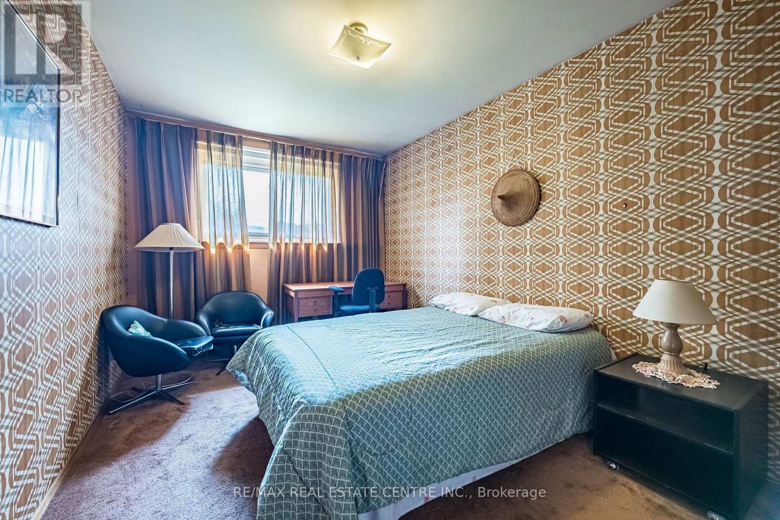 940 BLOOR STREET - 23