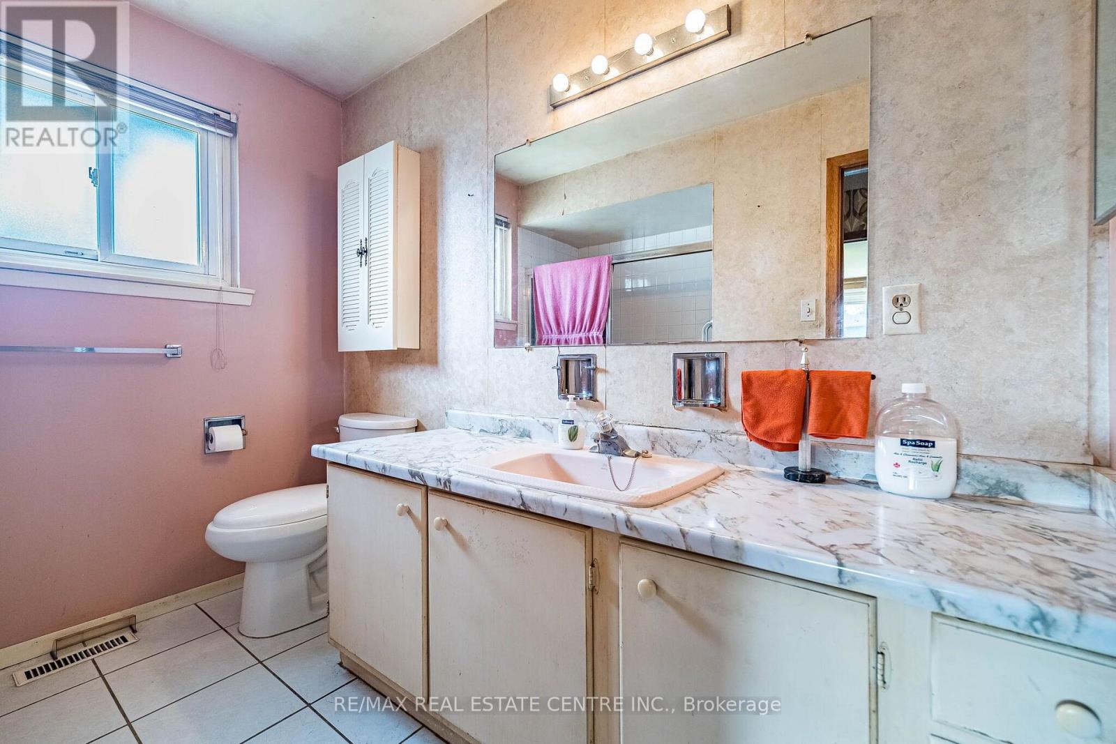940 BLOOR STREET - 25
