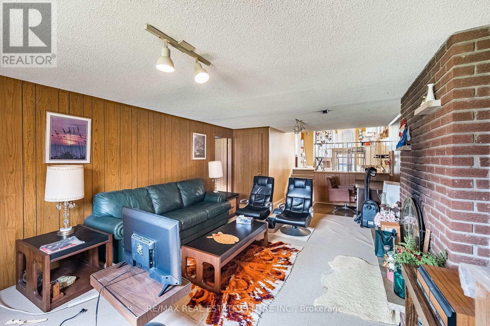 940 BLOOR STREET - 32