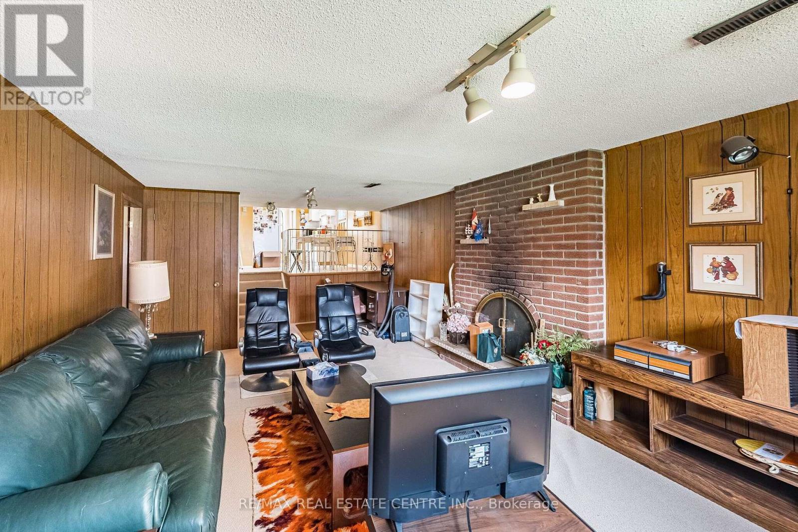 940 BLOOR STREET - 33