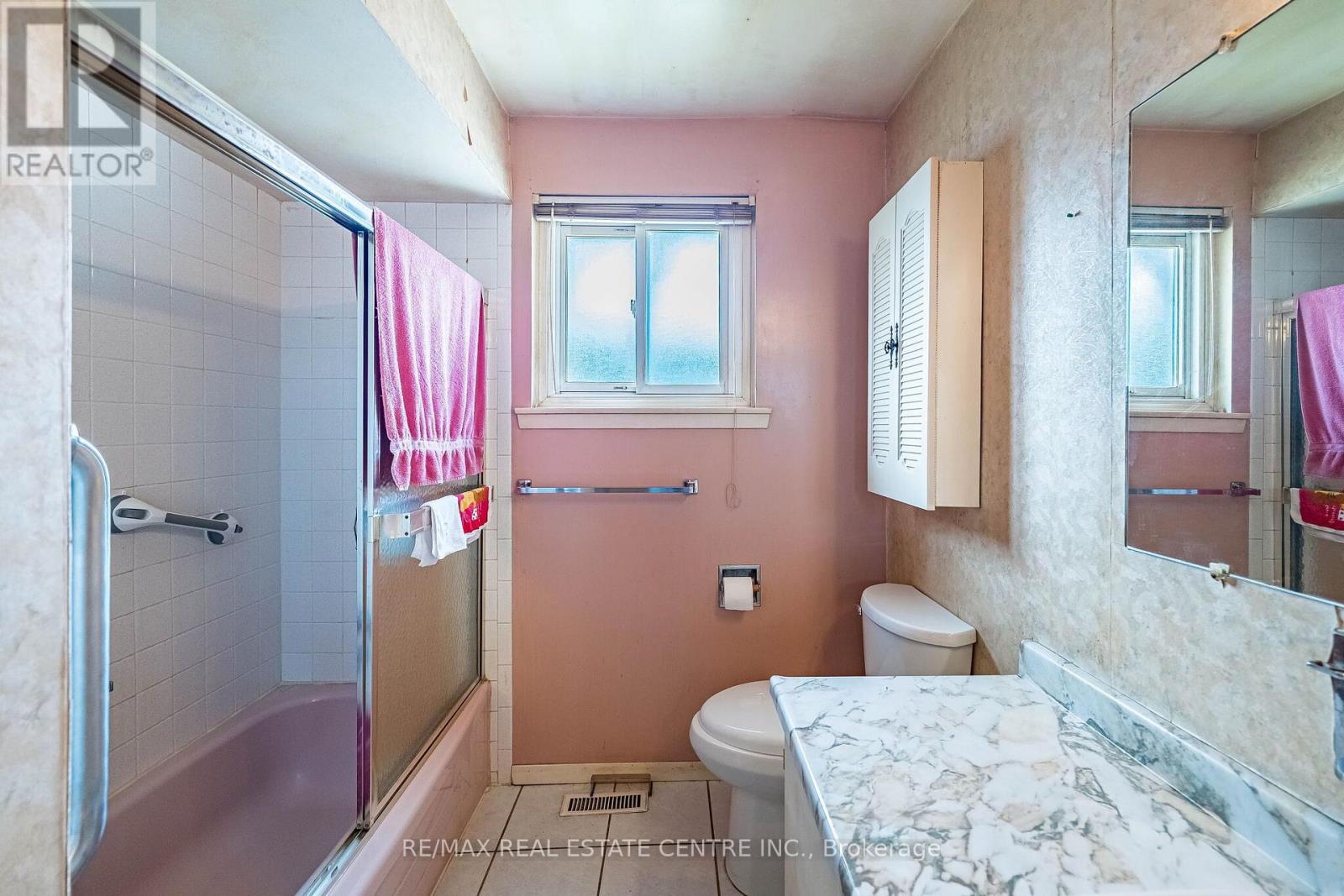 940 BLOOR STREET - 26