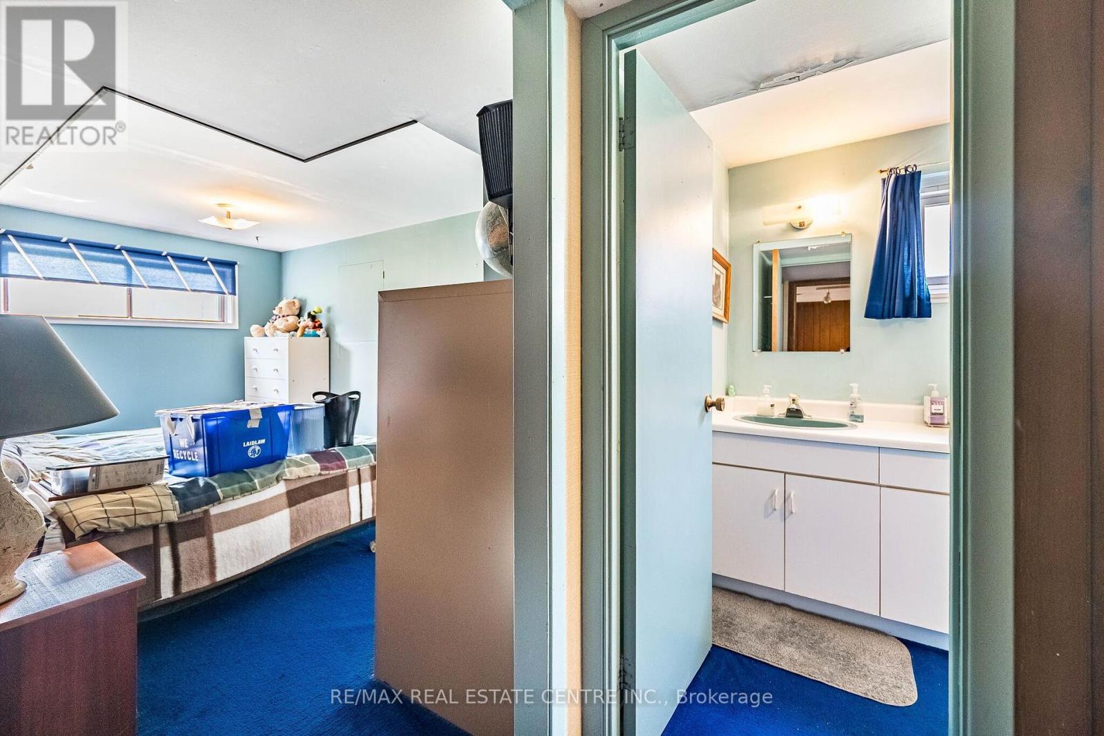 940 BLOOR STREET - 34