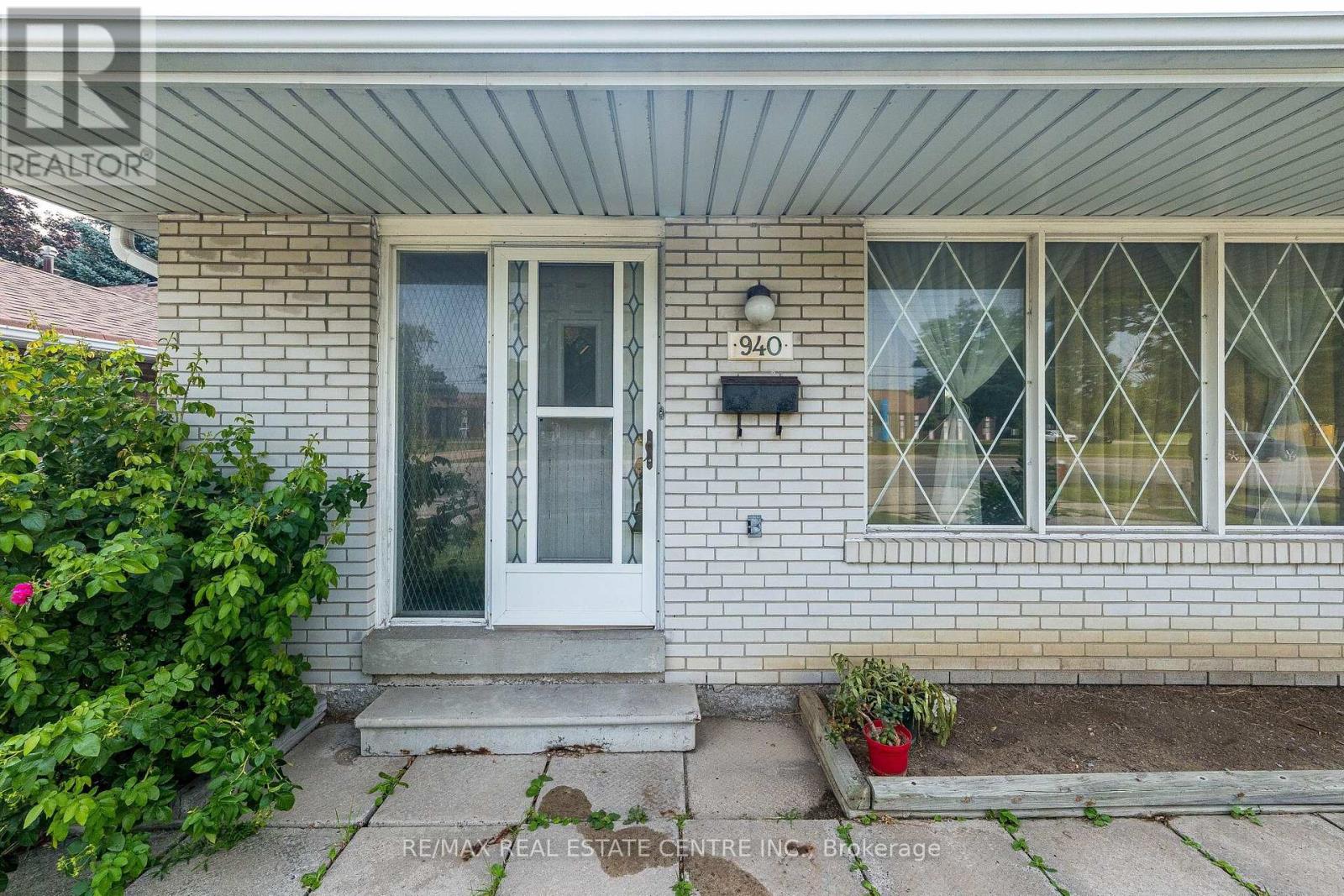 940 BLOOR STREET - 2