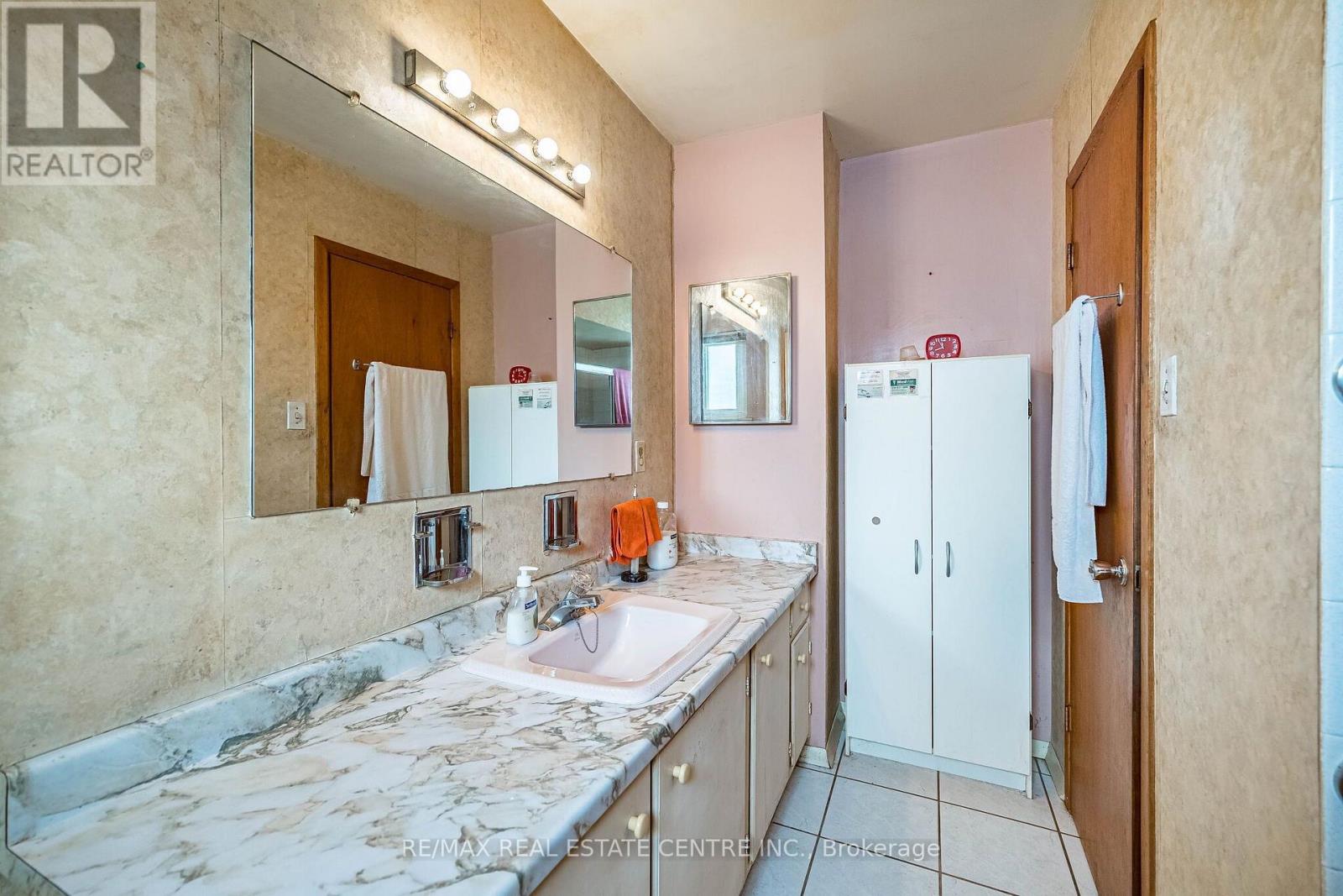 940 BLOOR STREET - 27
