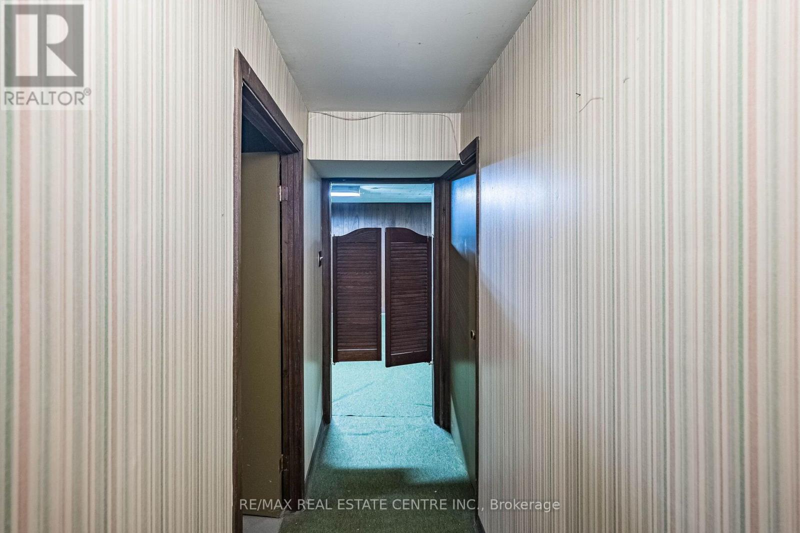 940 BLOOR STREET - 40