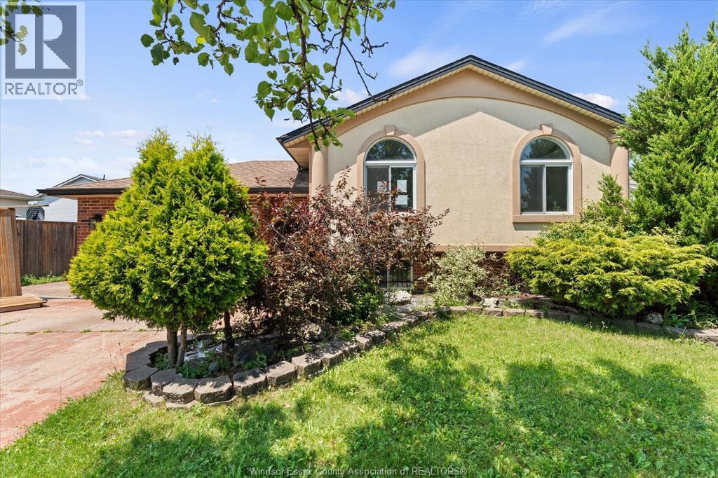 1320 HANSEN CRESCENT - 2