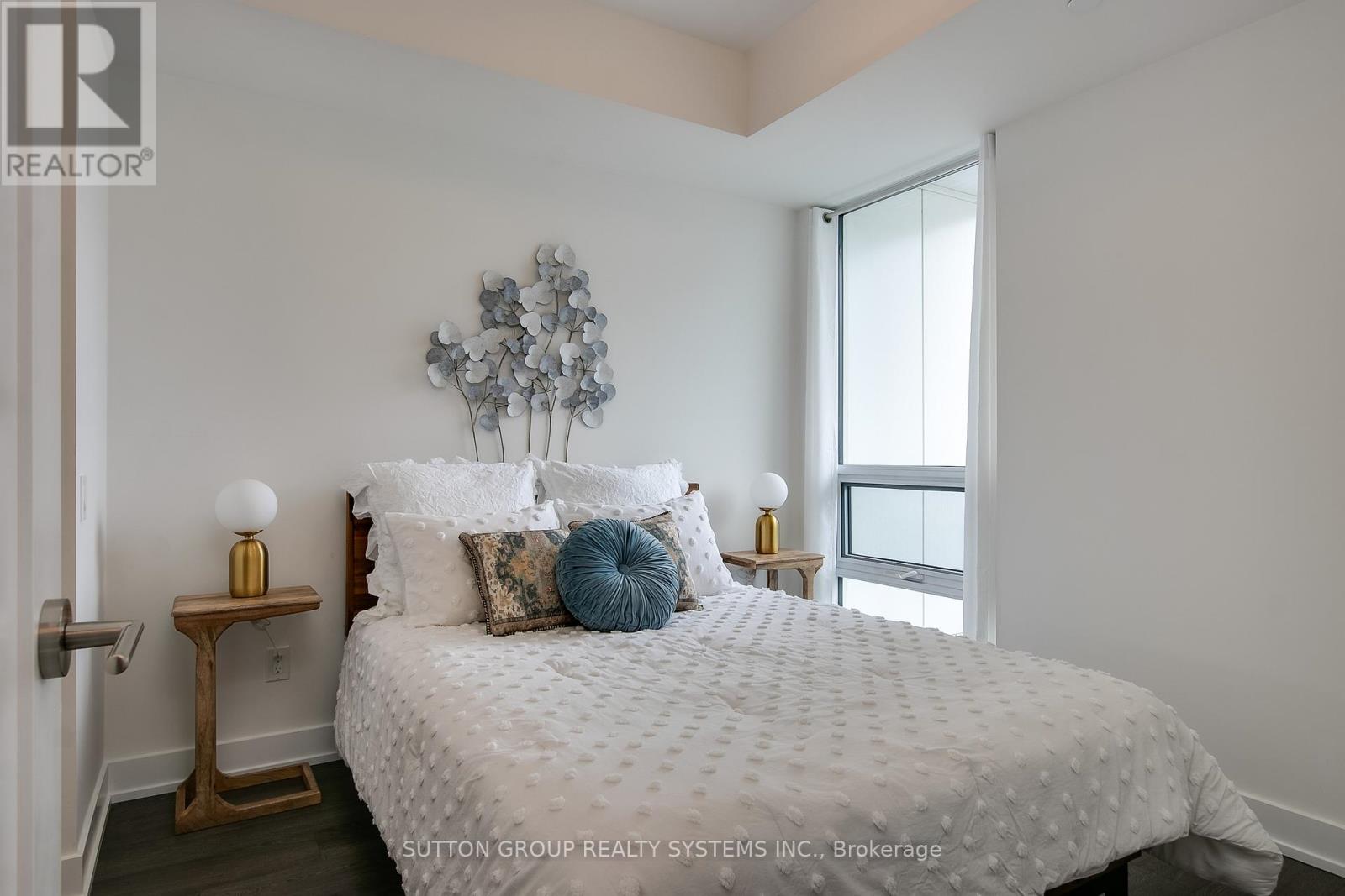 #910 80 VANAULEY STREET - 14