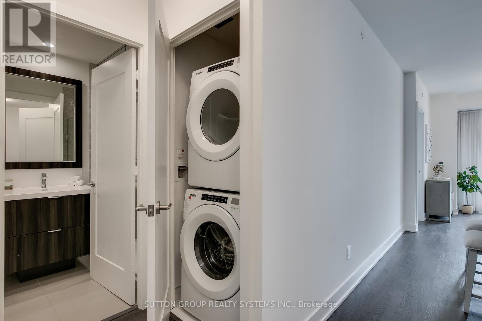 #910 80 VANAULEY STREET - 21