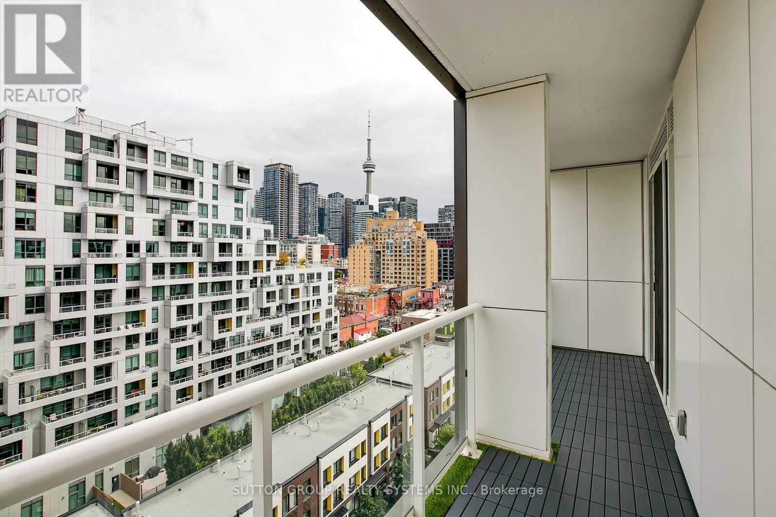 #910 80 VANAULEY STREET - 22
