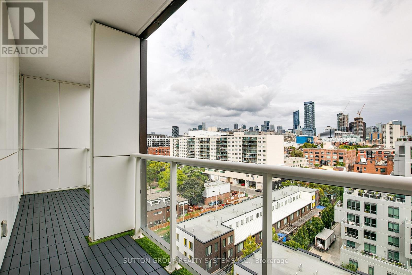 #910 80 VANAULEY STREET - 23