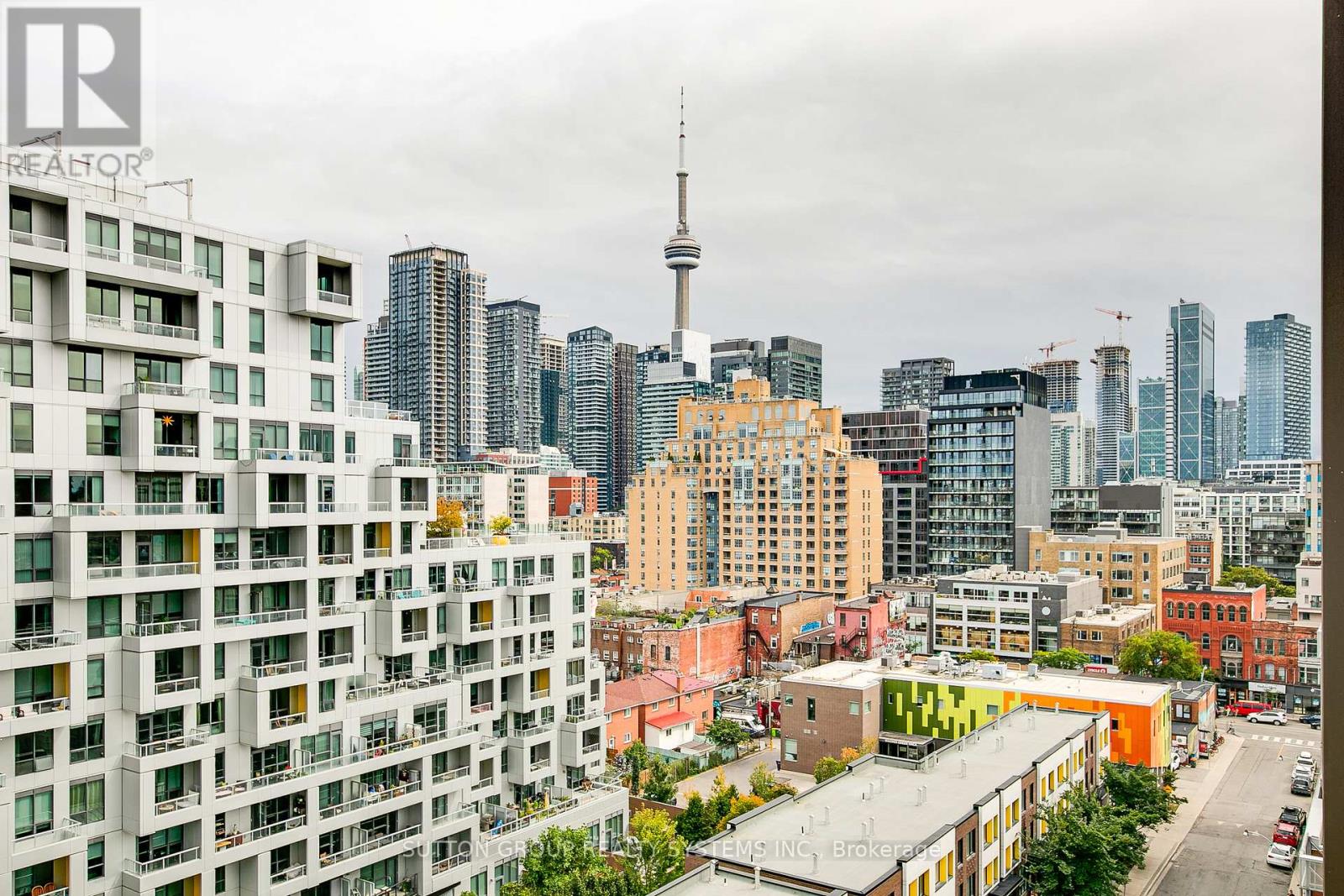 #910 80 VANAULEY STREET - 24