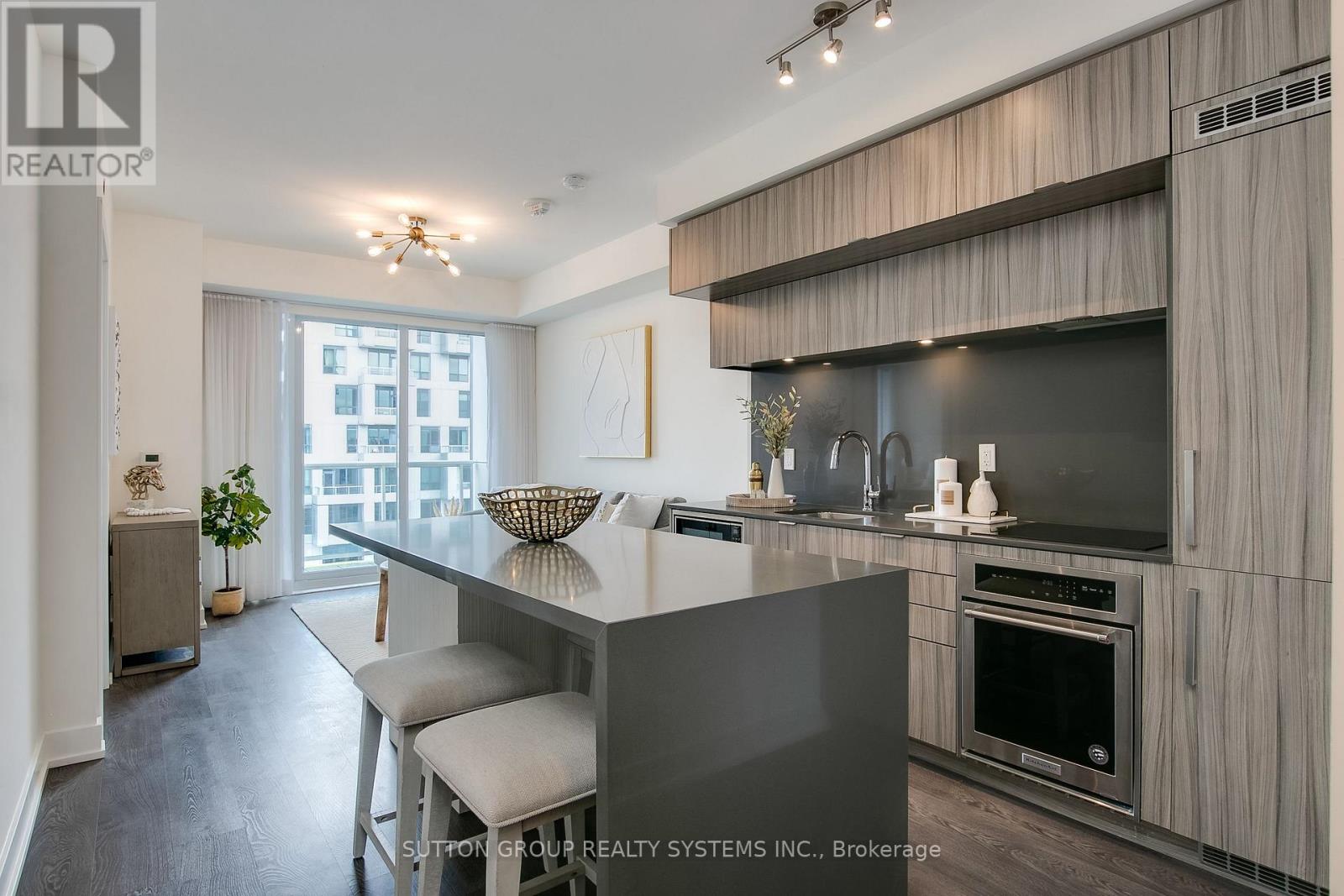 #910 80 VANAULEY STREET - 3