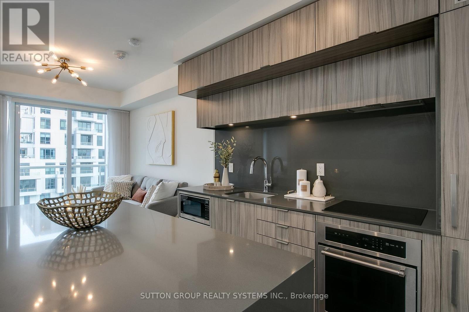 #910 80 VANAULEY STREET - 9