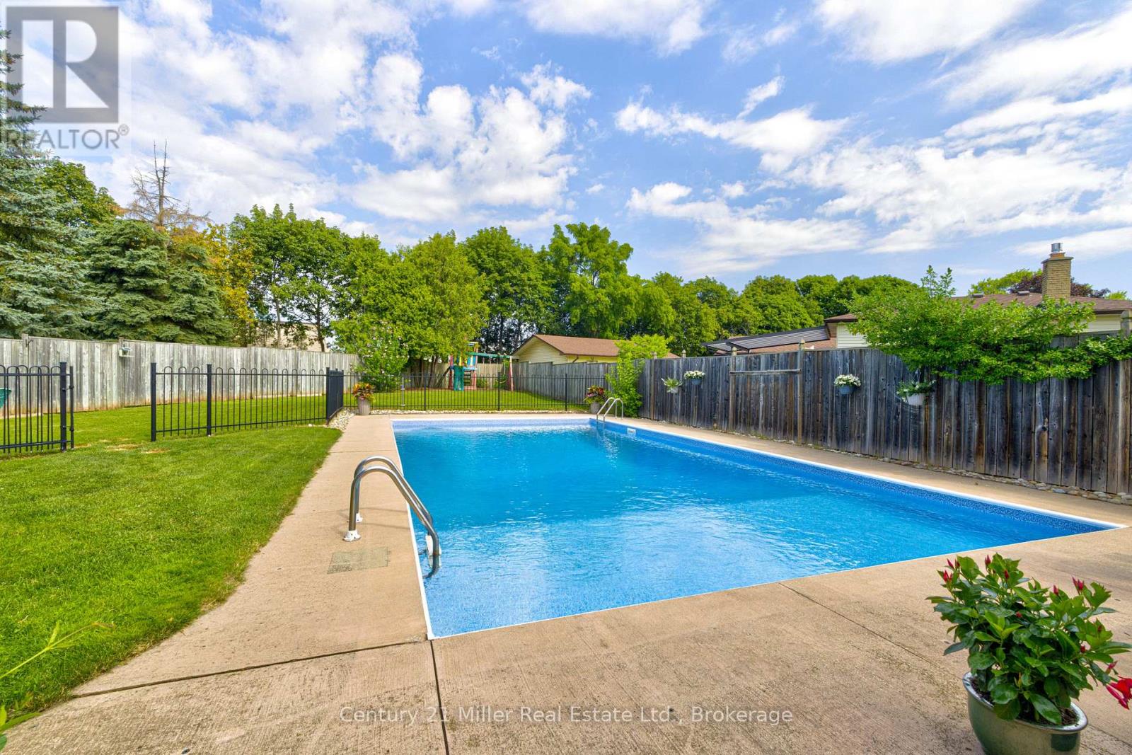 2225 WYANDOTTE DRIVE - 43
