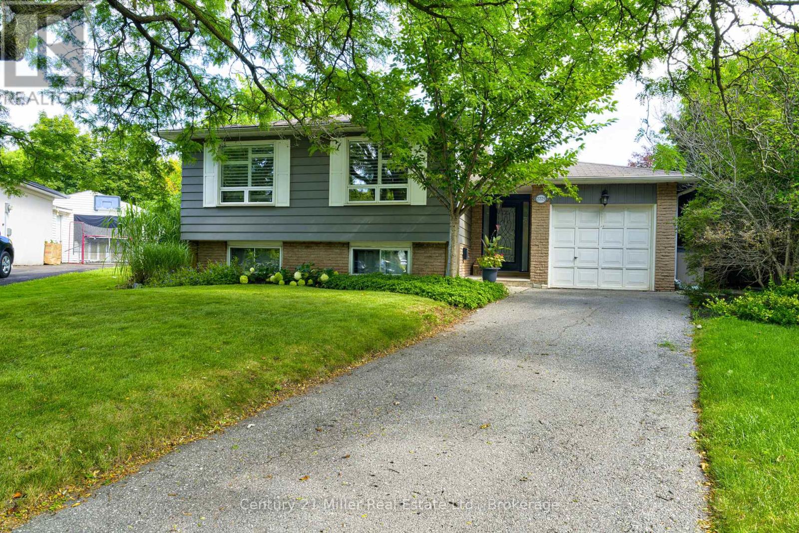 2225 WYANDOTTE DRIVE - 49