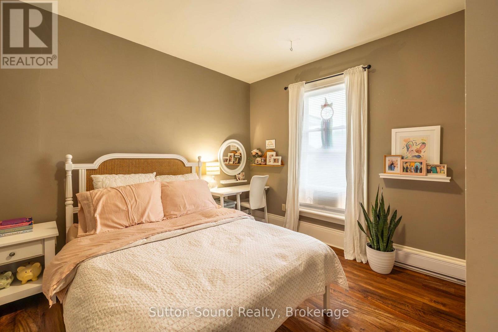 490 WATERLOO STREET - 22