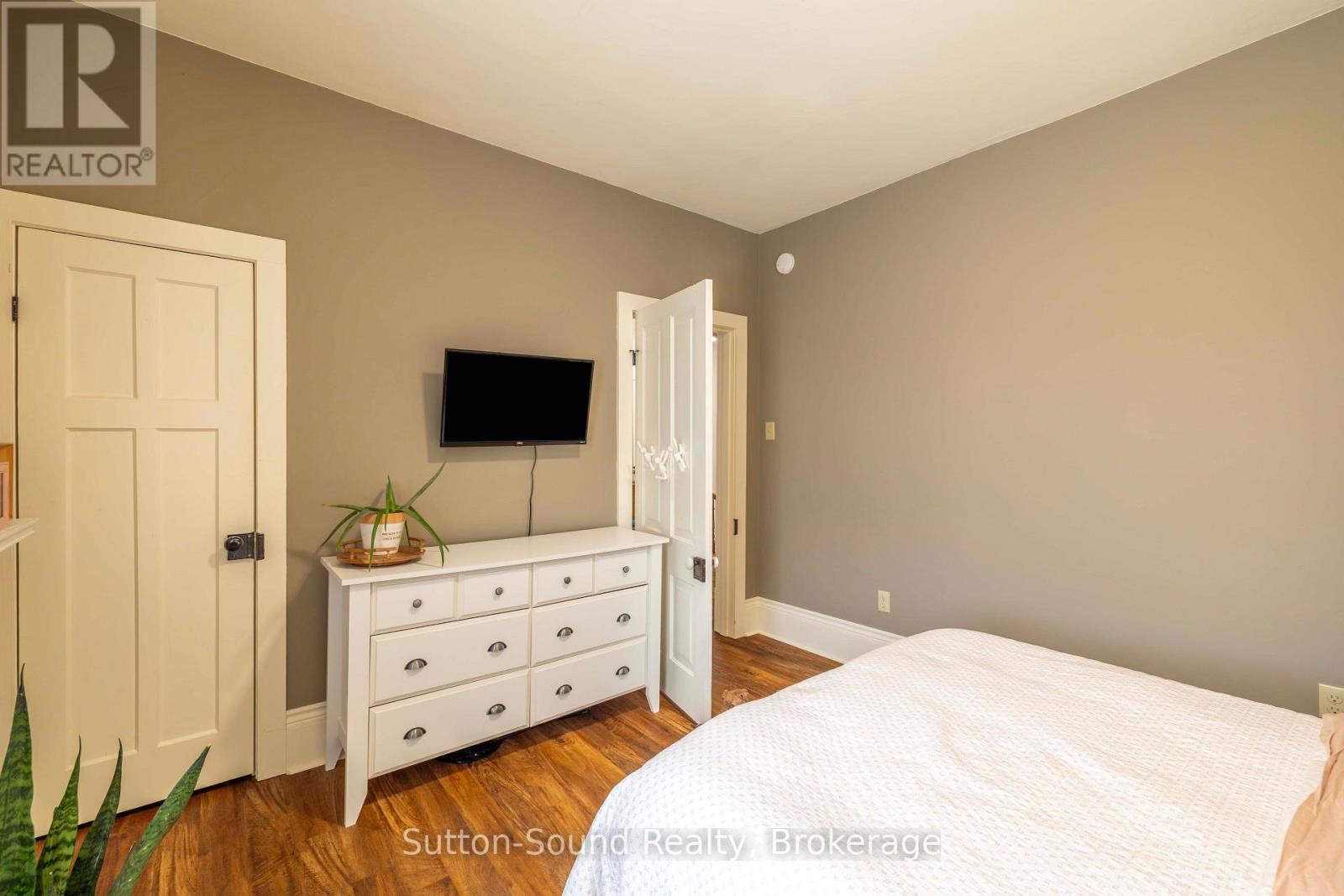 490 WATERLOO STREET - 23