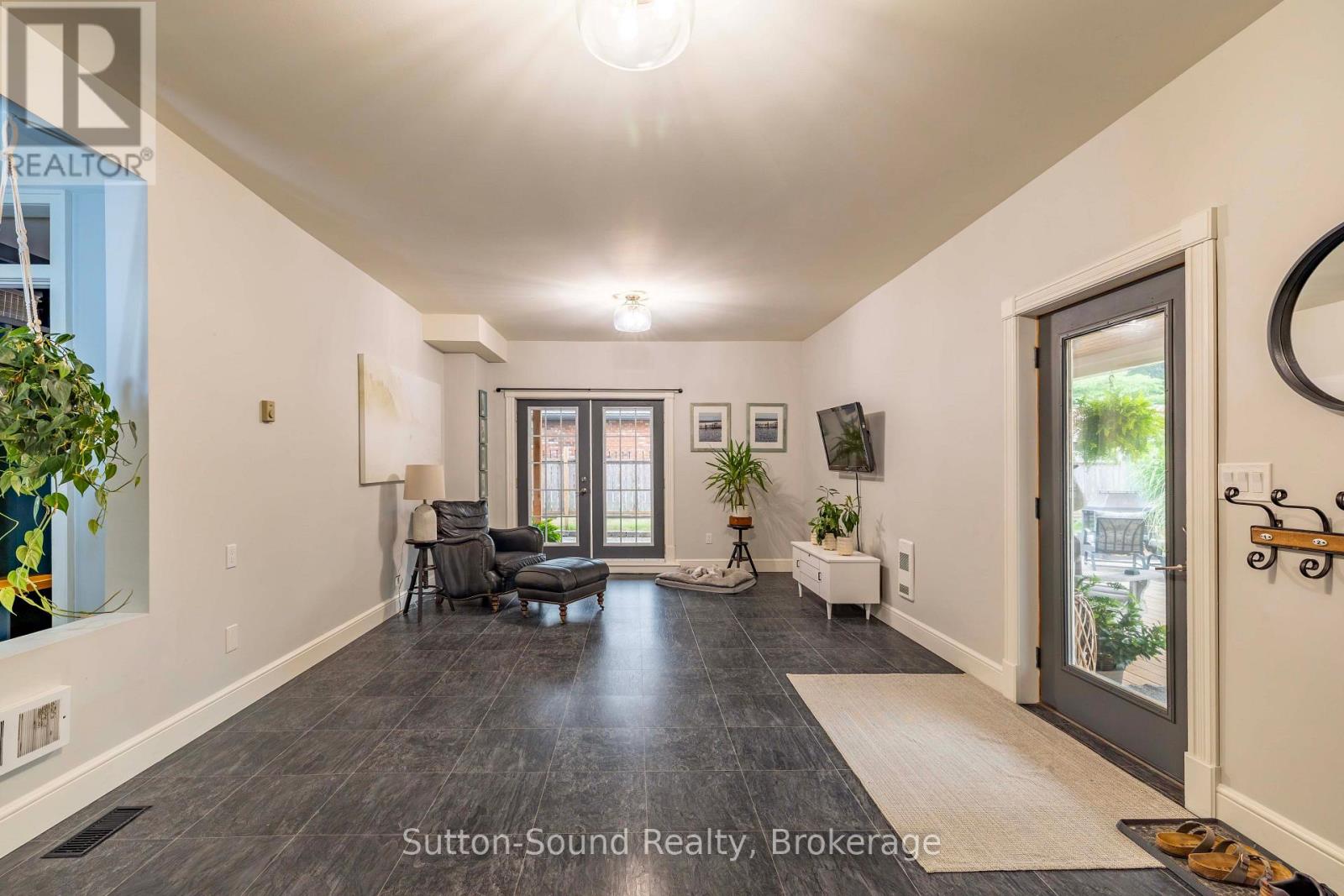 490 WATERLOO STREET - Image 34