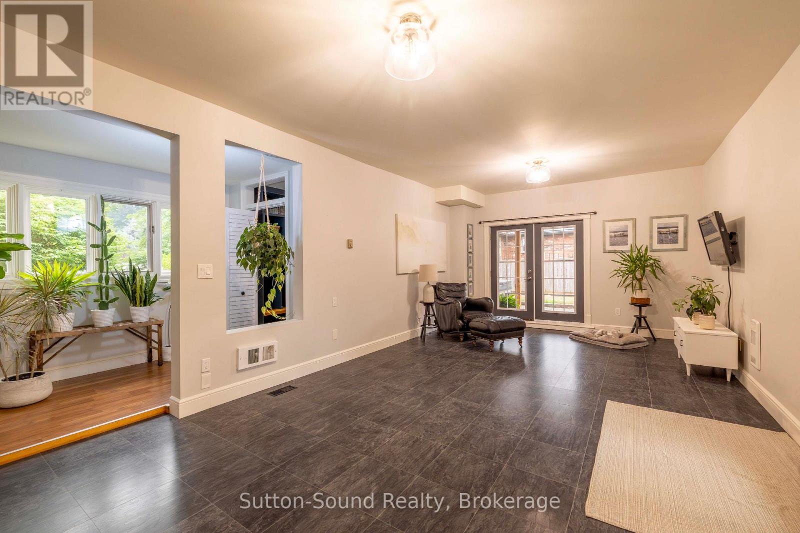 490 WATERLOO STREET - 35