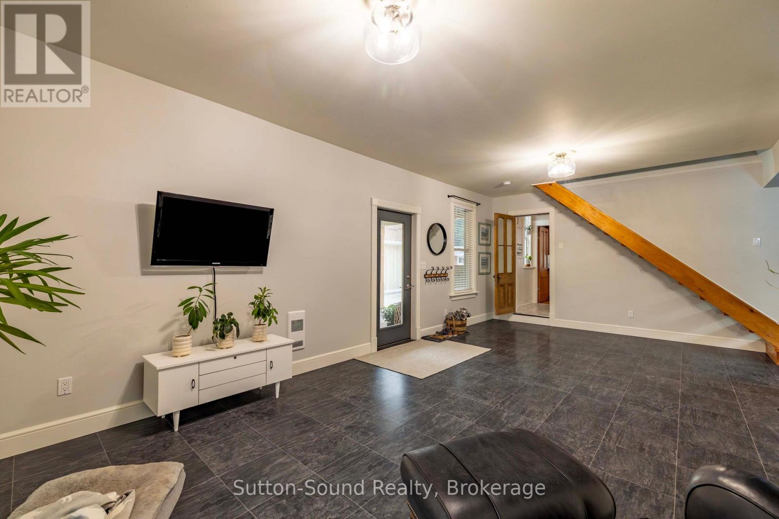 490 WATERLOO STREET - 37