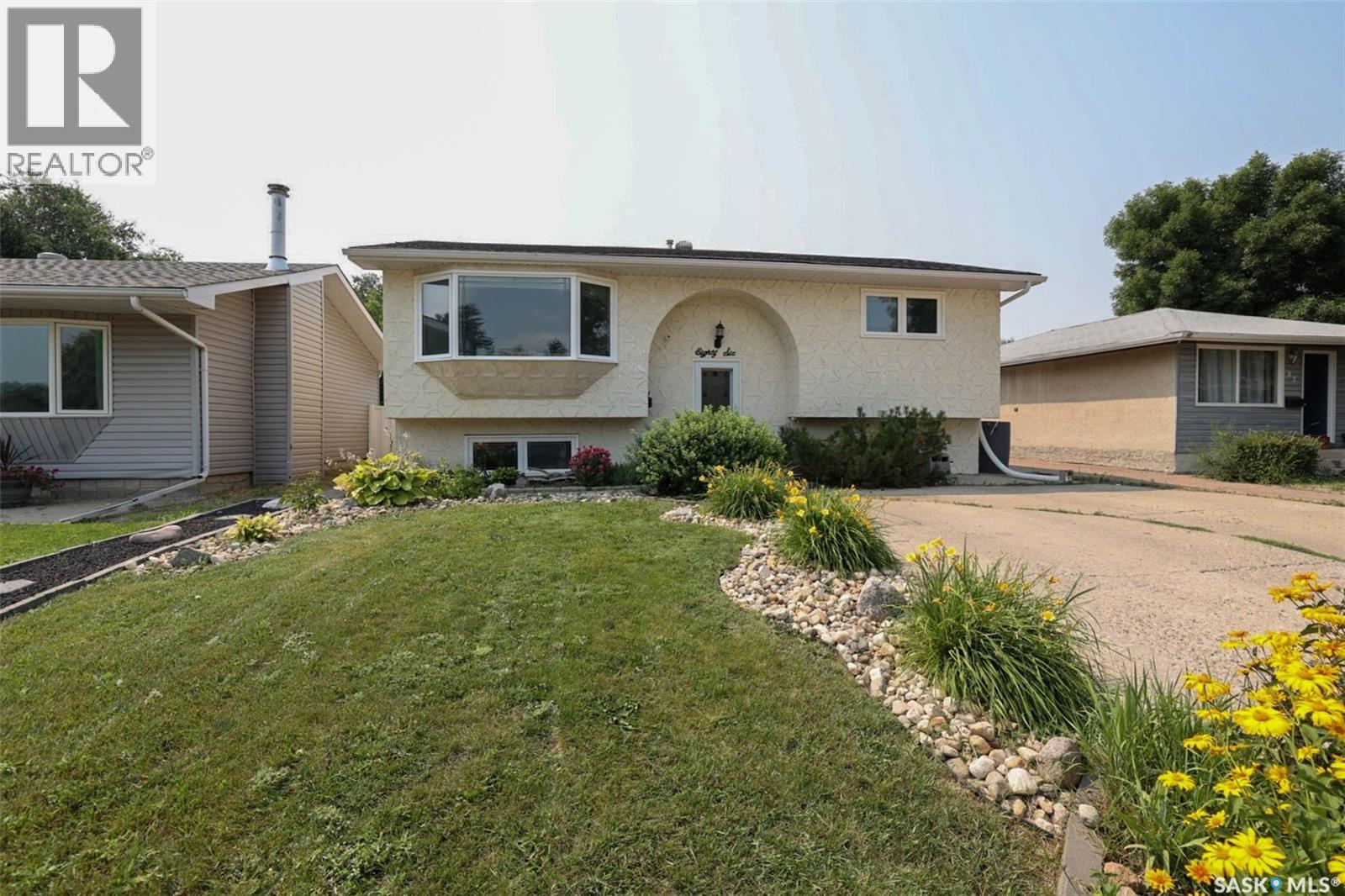 86 Straub CRESCENT - 1