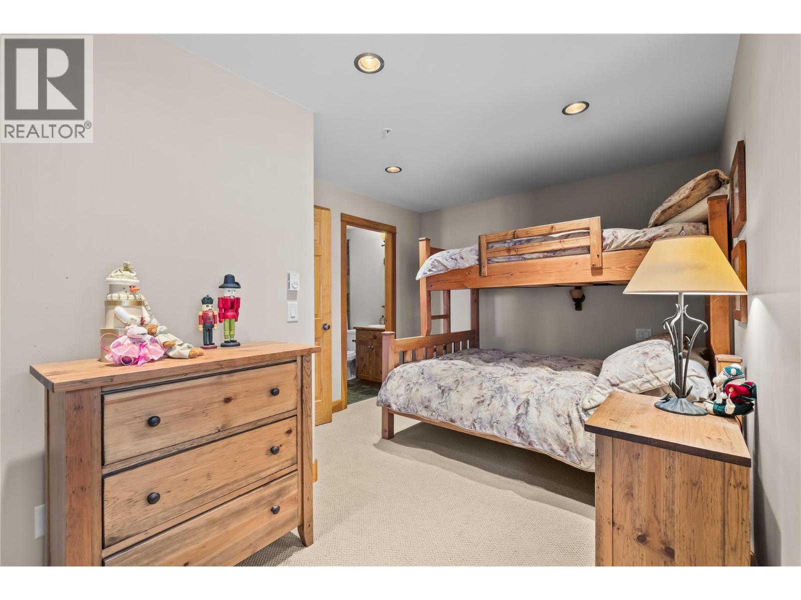 #14 360 Whitehorse Lane - 32