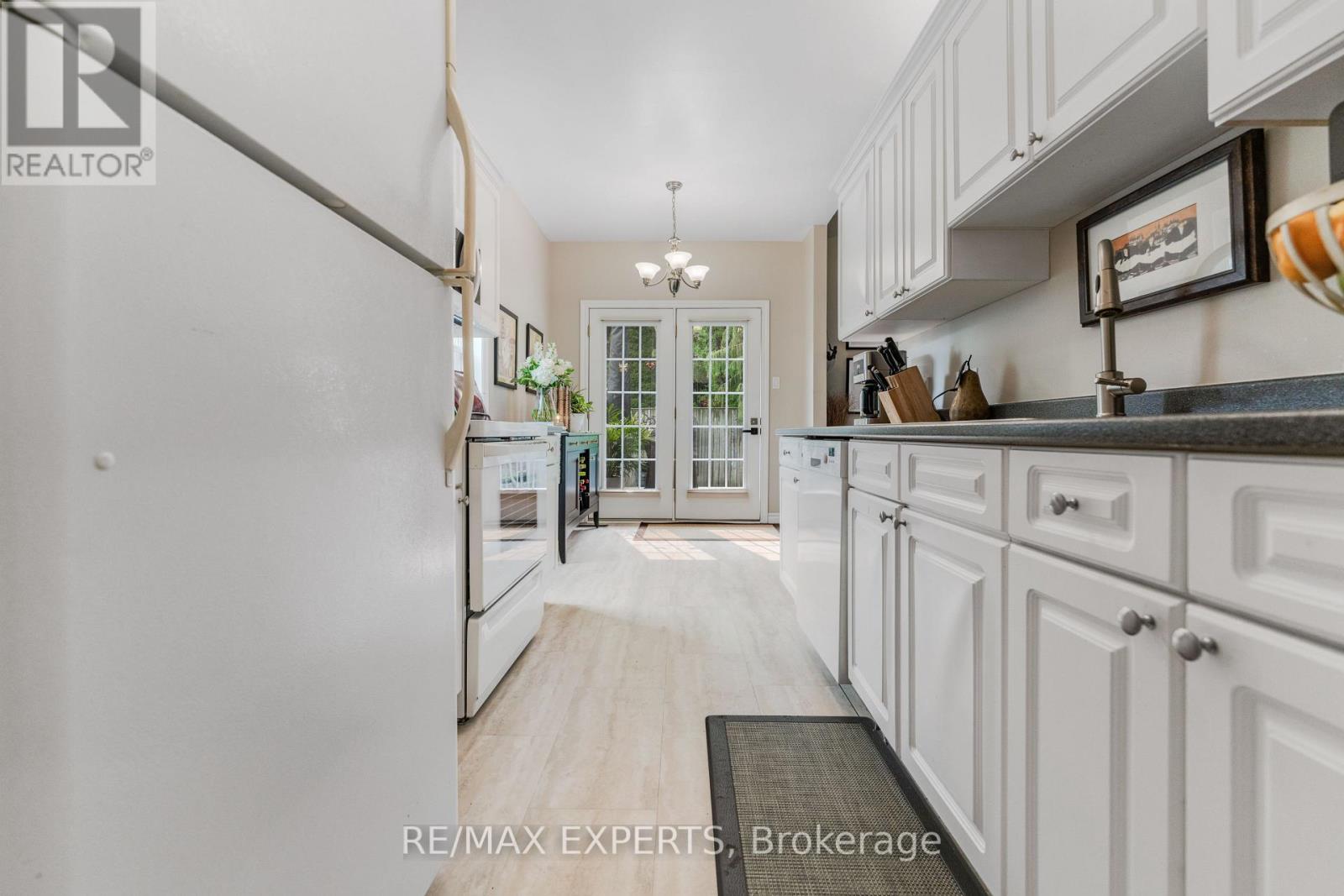 #19 608 SIMCOE STREET - 10
