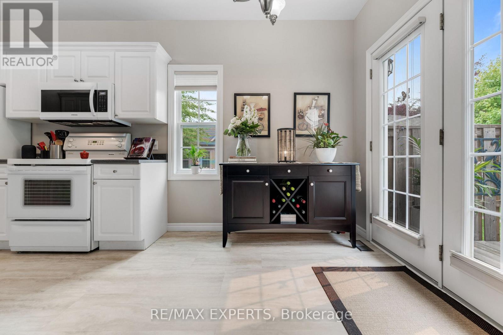#19 608 SIMCOE STREET - 11