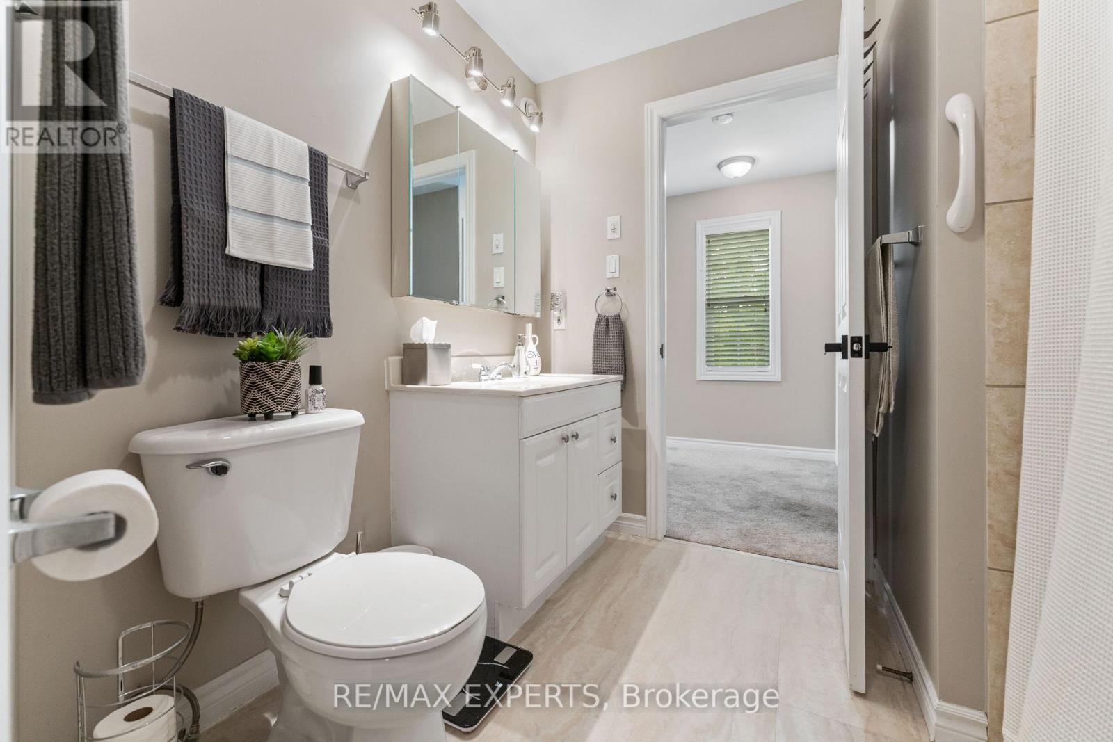 #19 608 SIMCOE STREET - 16