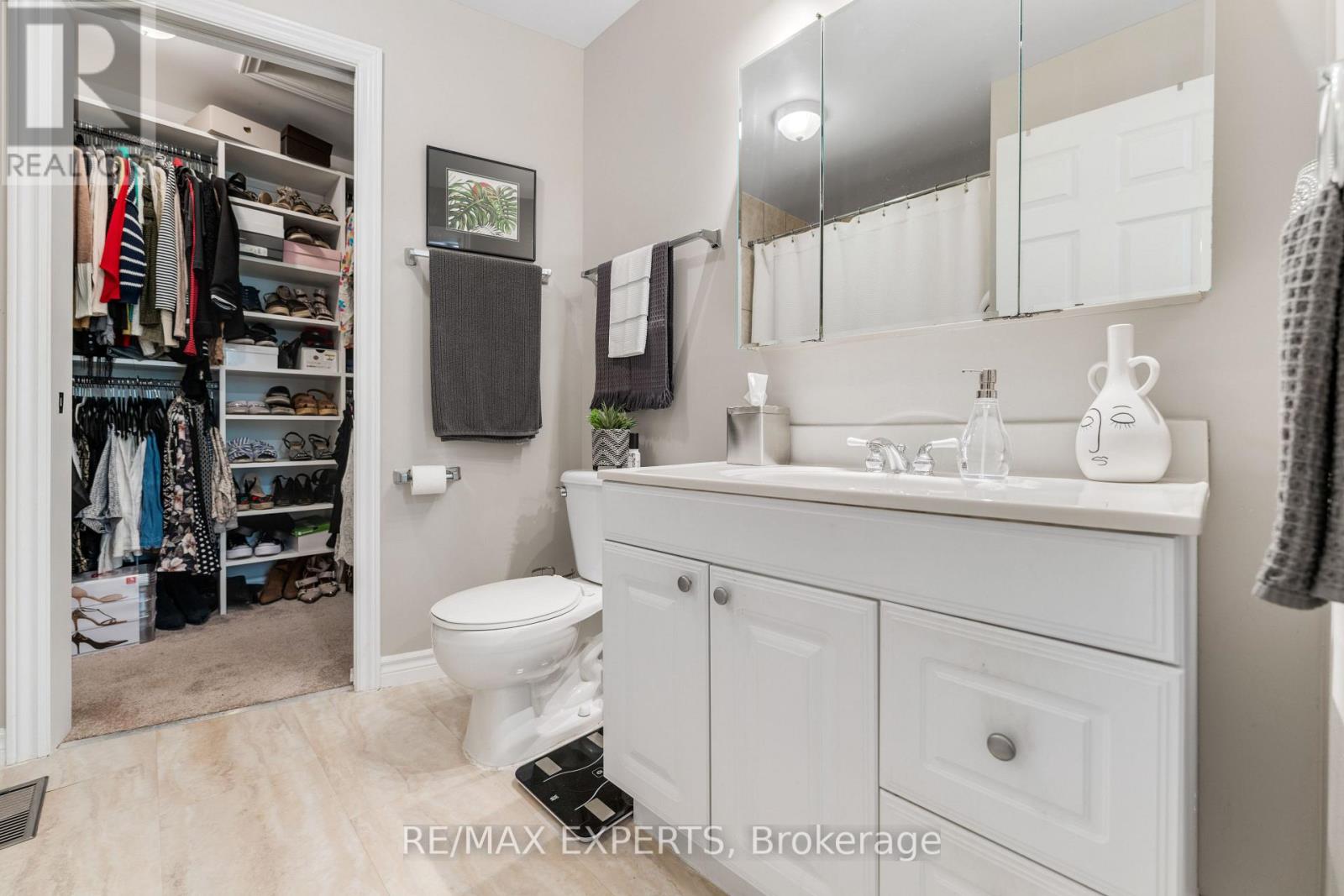 #19 608 SIMCOE STREET - 17