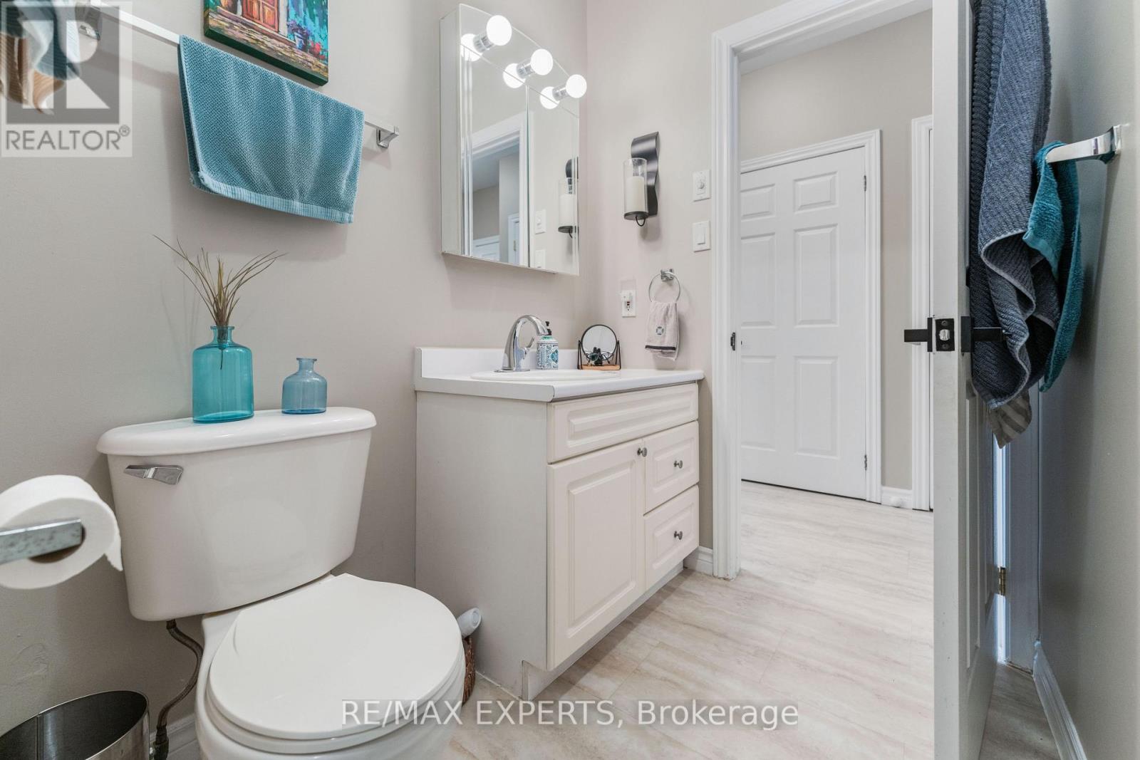 #19 608 SIMCOE STREET - 20