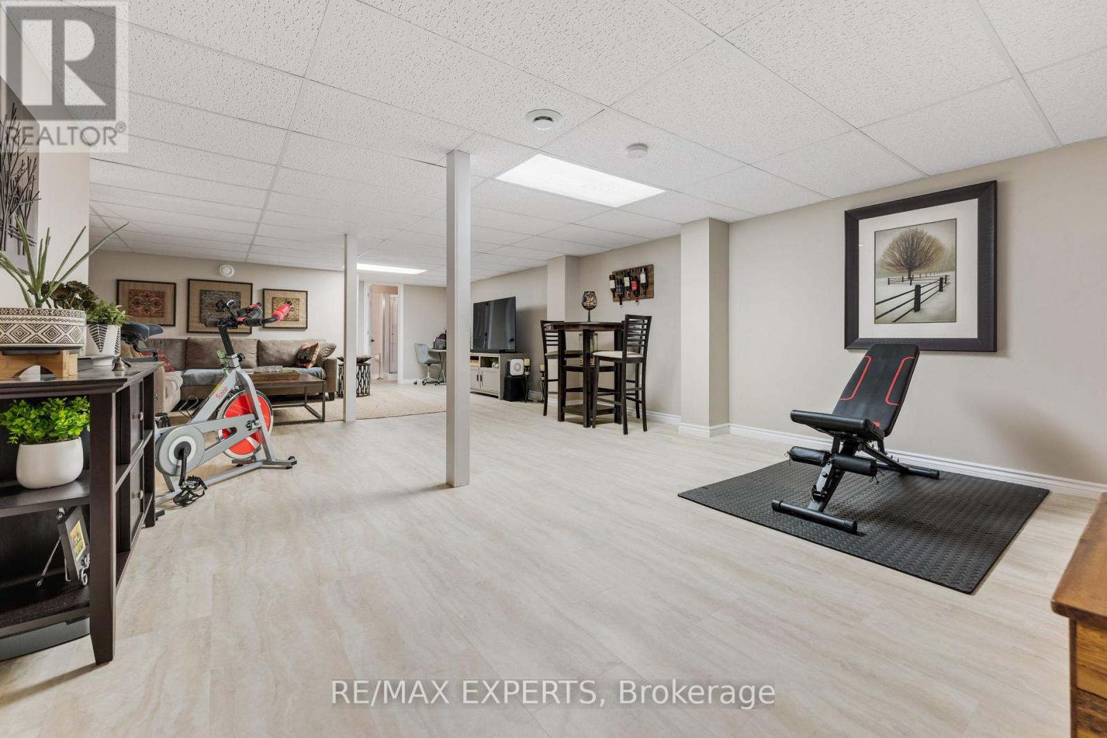 #19 608 SIMCOE STREET - 23