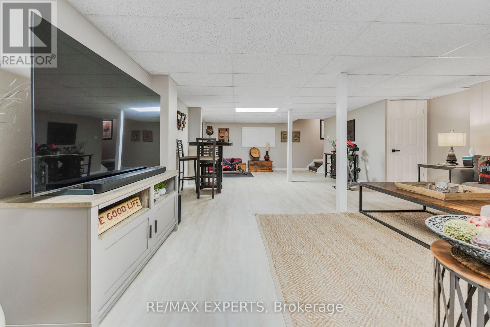 #19 608 SIMCOE STREET - 27