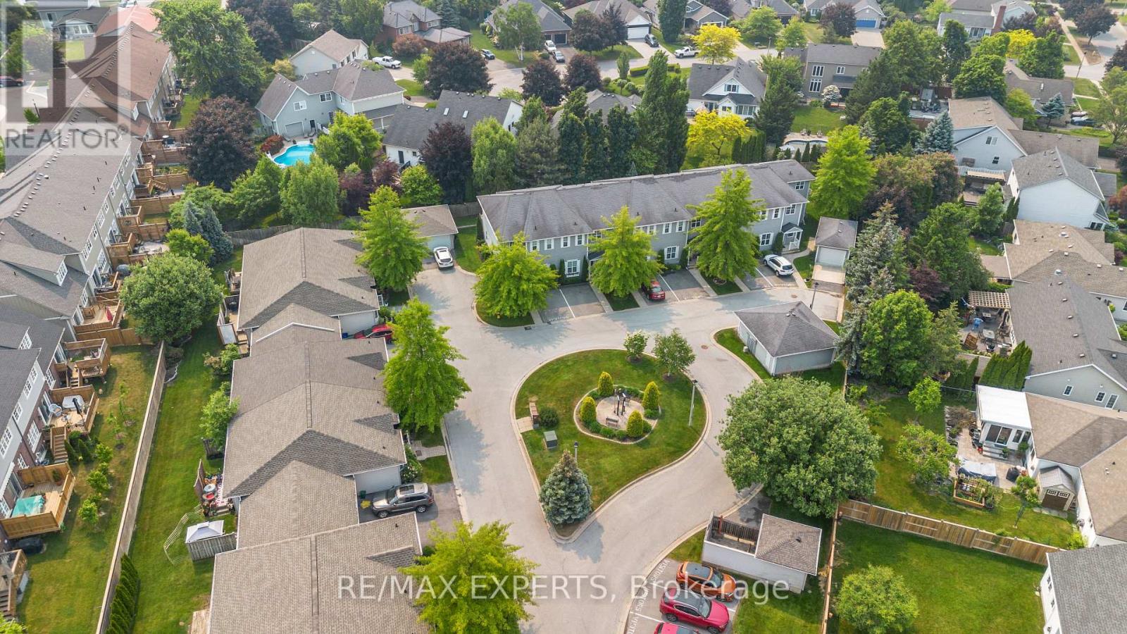 #19 608 SIMCOE STREET - 33