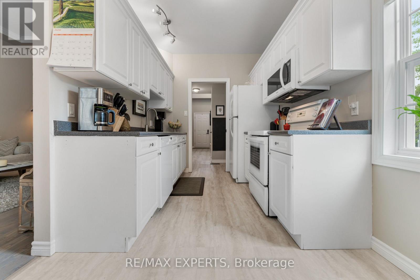 #19 608 SIMCOE STREET - 9