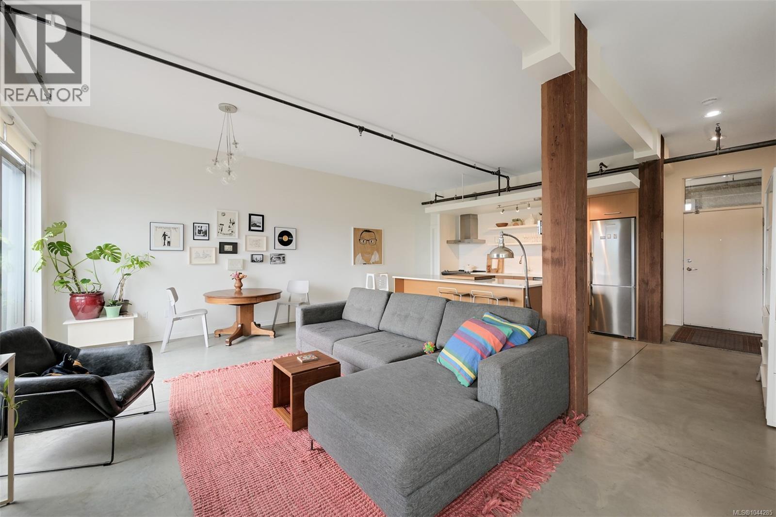 303 455 Sitkum Road, Victoria