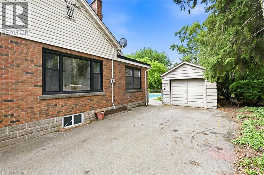 938 CLOVERLEAF Drive - 24