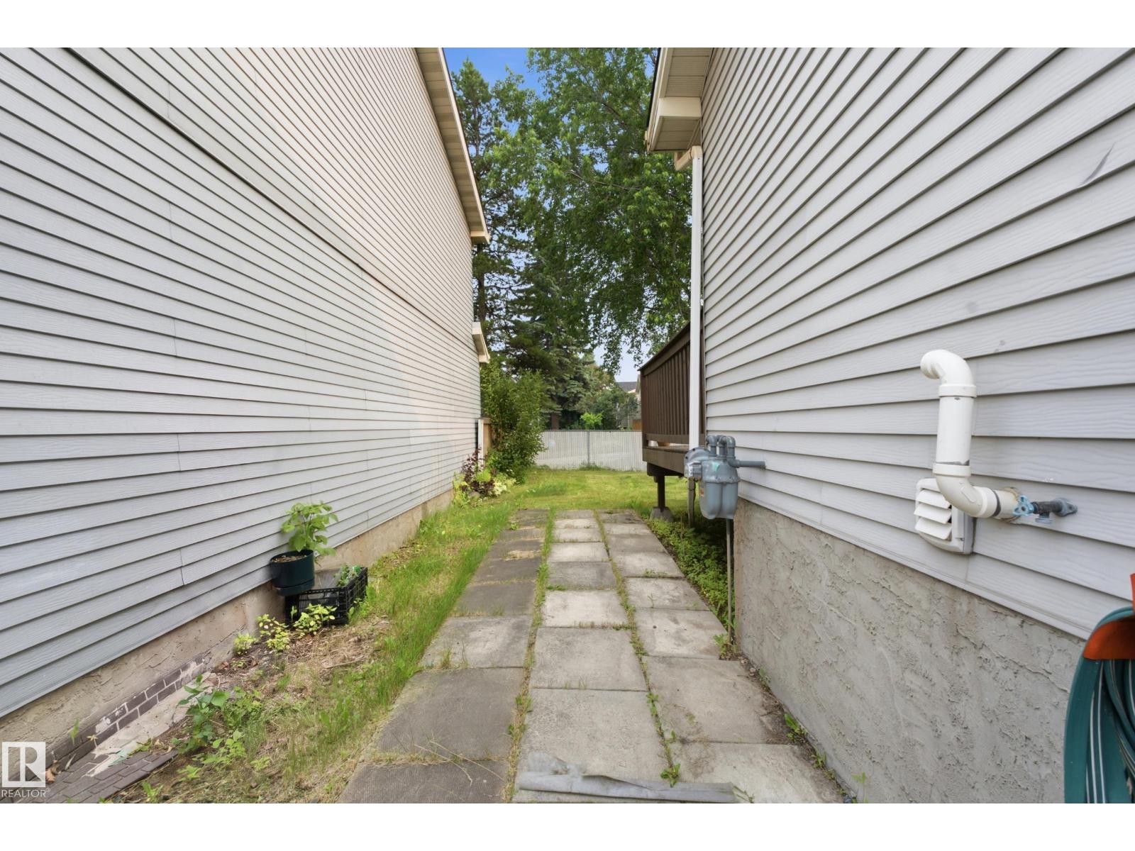5303 21 AV NW - 26