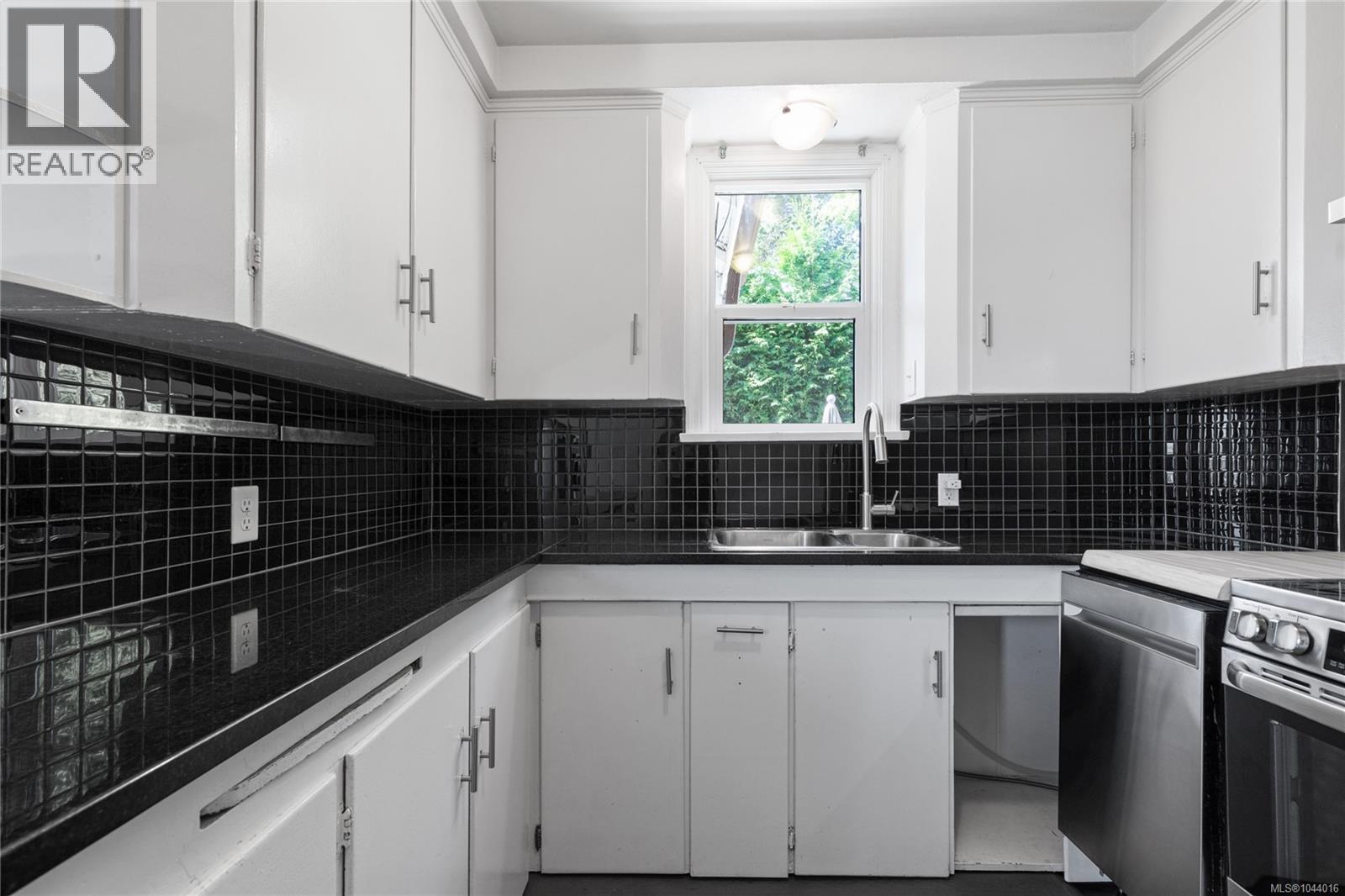 643 Kennedy St - 10