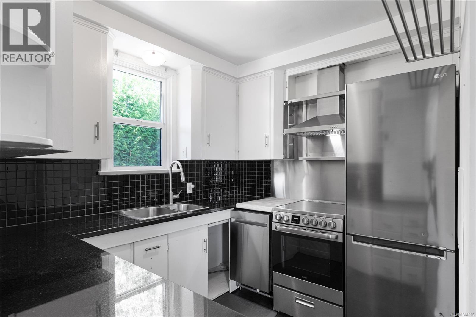 643 Kennedy St - 11