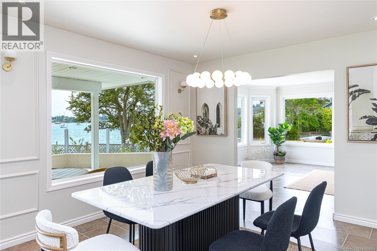 3905B Cadboro Bay Rd - 12