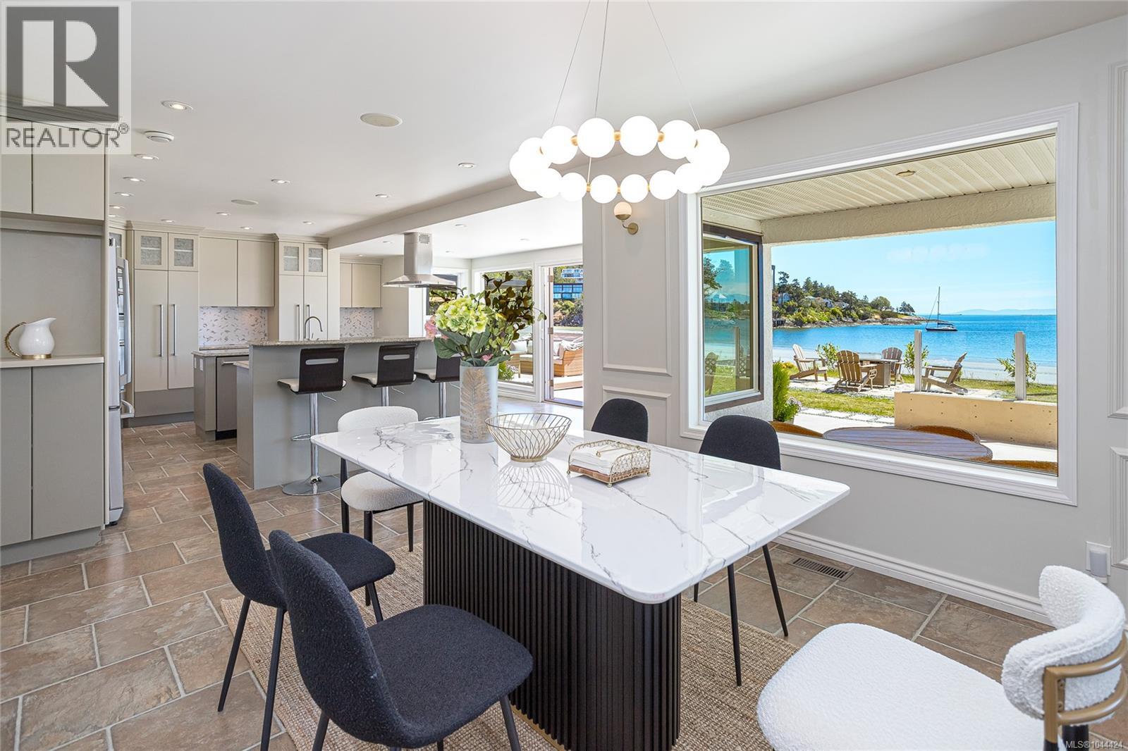 3905B Cadboro Bay Rd - 19