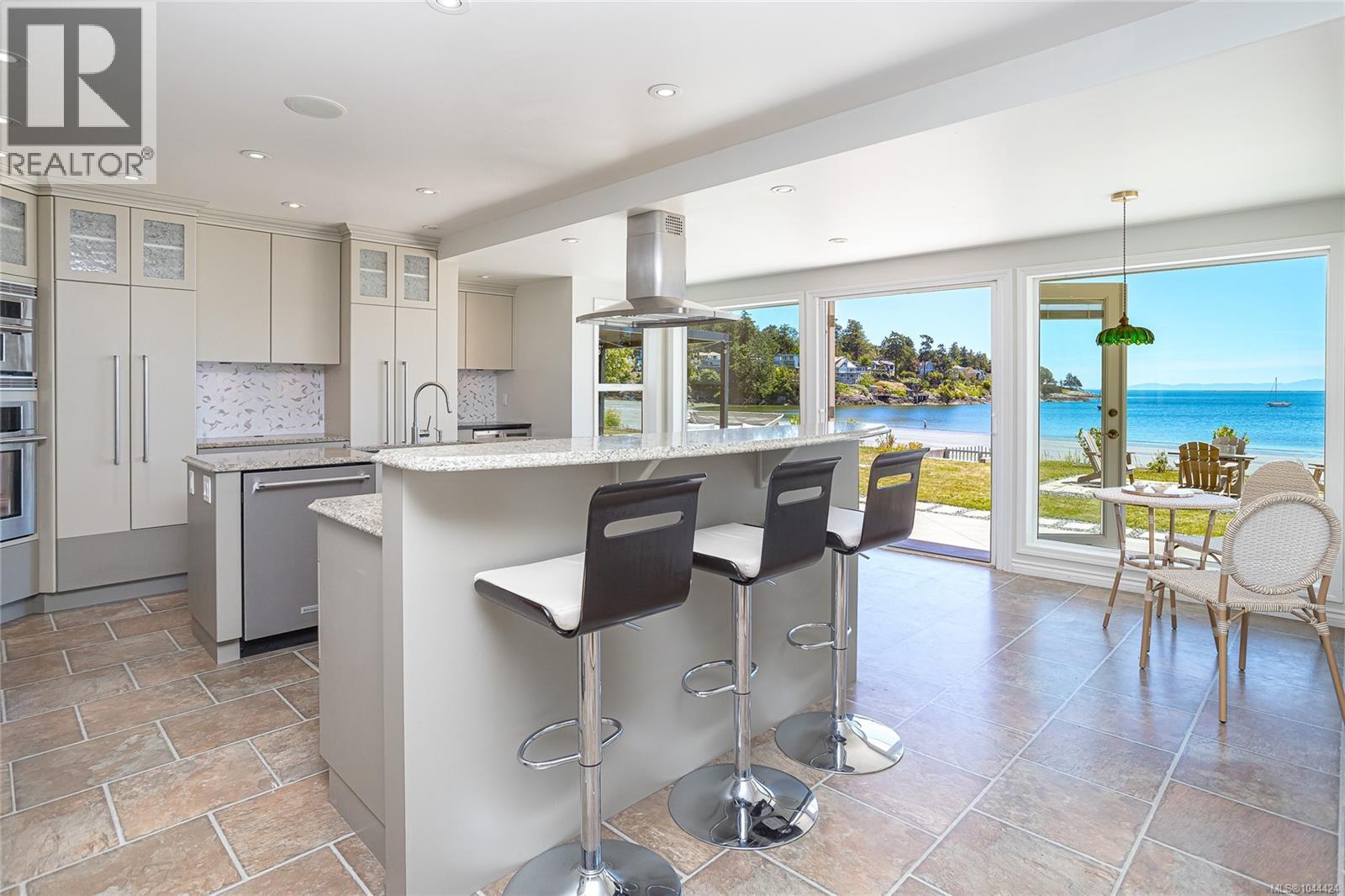 3905B Cadboro Bay Rd - 21