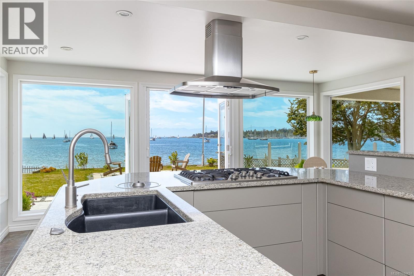 3905B Cadboro Bay Rd - 23