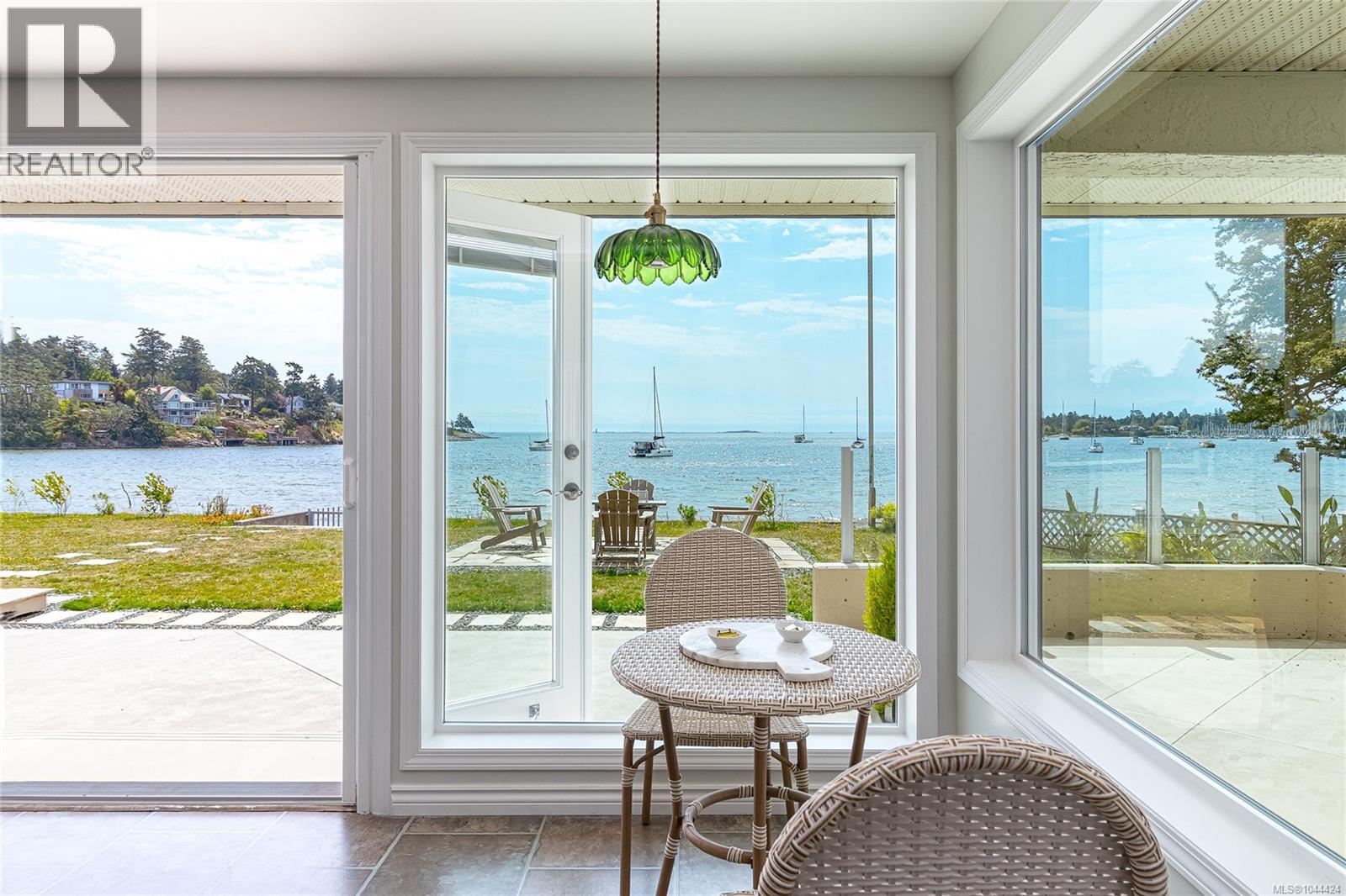 3905B Cadboro Bay Rd - 24