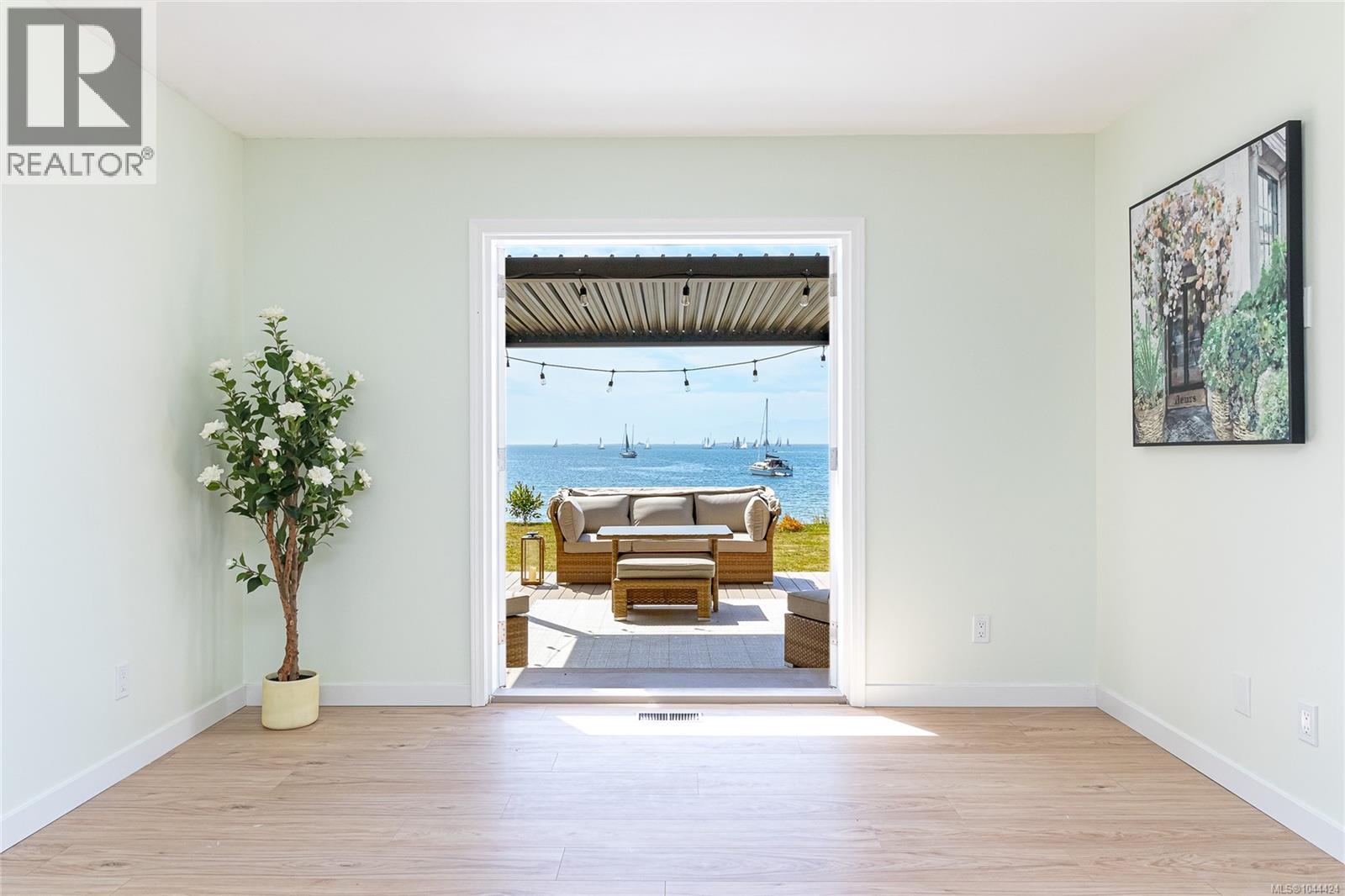 3905B Cadboro Bay Rd - 33